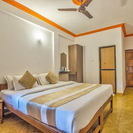 The Village Beach Resort Baga Bagian luar foto