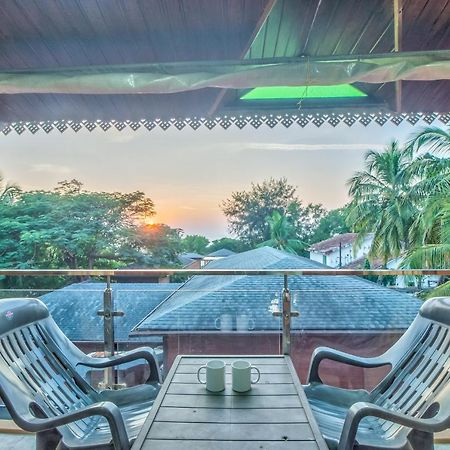 The Village Beach Resort Baga Bagian luar foto