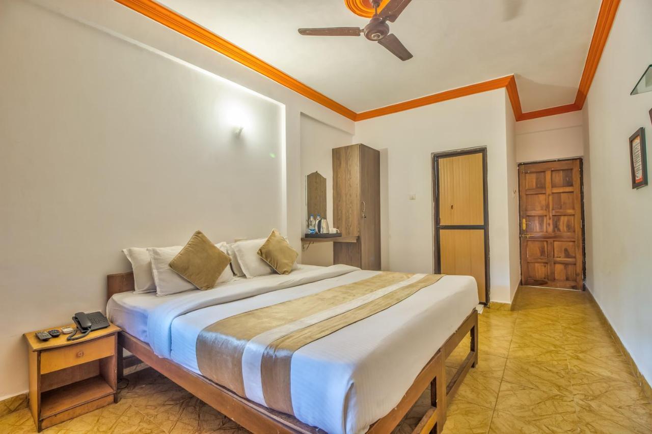 The Village Beach Resort Baga Bagian luar foto