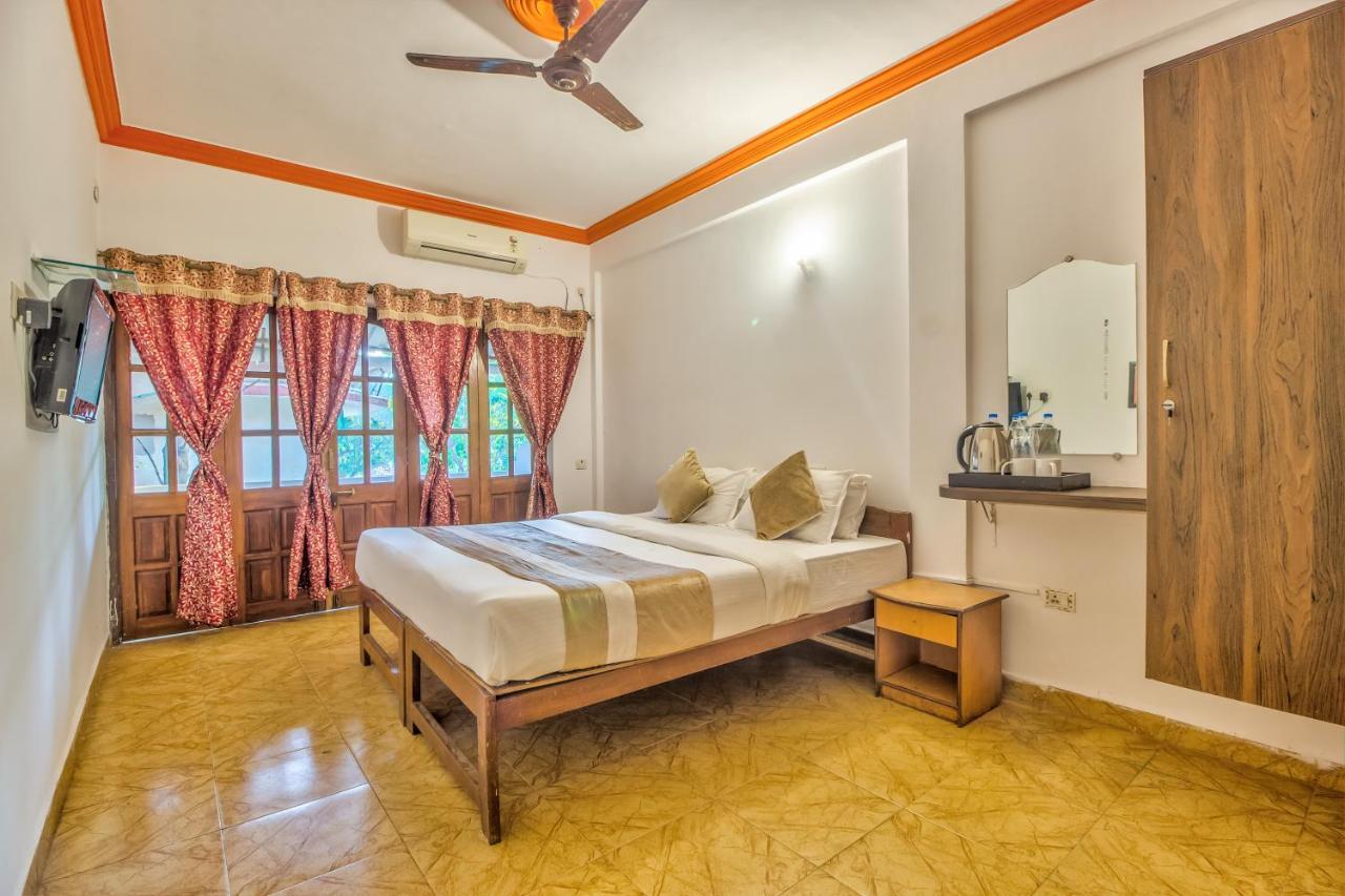 The Village Beach Resort Baga Bagian luar foto