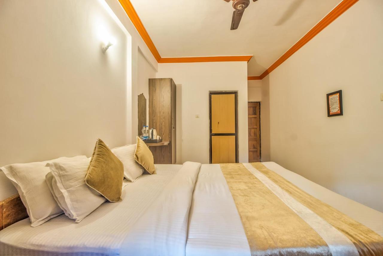 The Village Beach Resort Baga Bagian luar foto