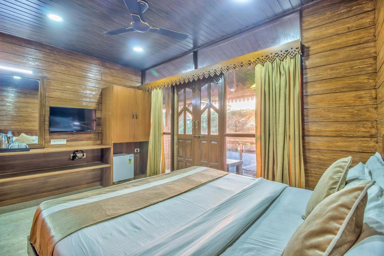 The Village Beach Resort Baga Bagian luar foto
