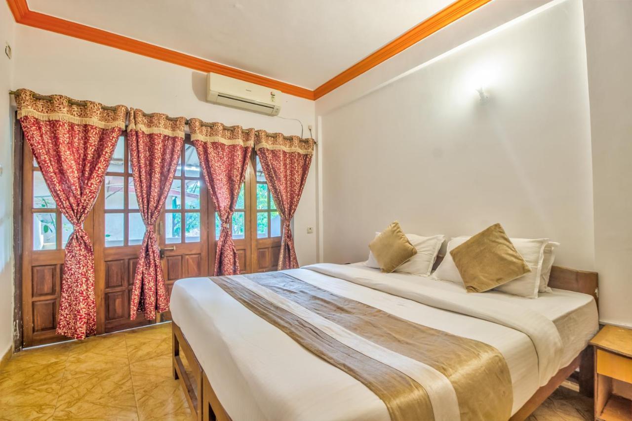 The Village Beach Resort Baga Bagian luar foto