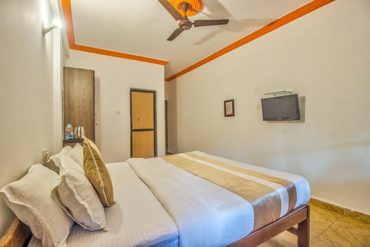 The Village Beach Resort Baga Bagian luar foto