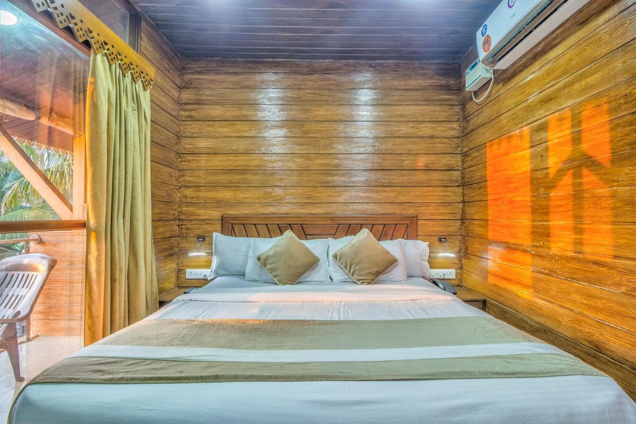 The Village Beach Resort Baga Bagian luar foto