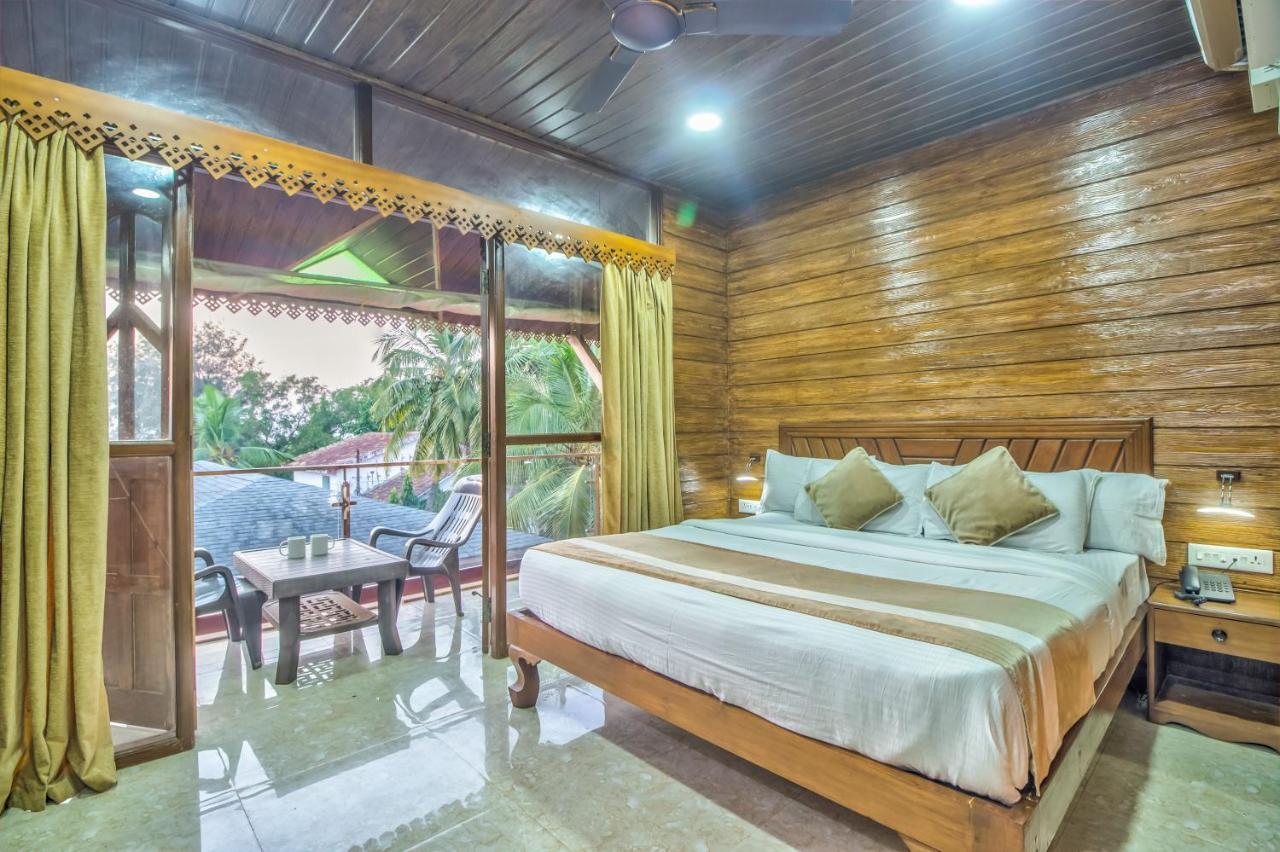 The Village Beach Resort Baga Bagian luar foto