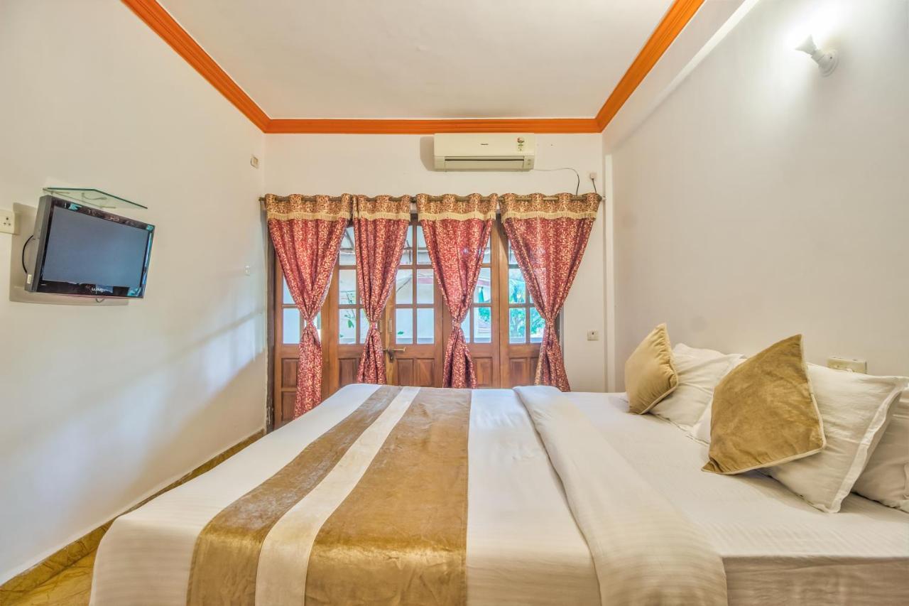The Village Beach Resort Baga Bagian luar foto