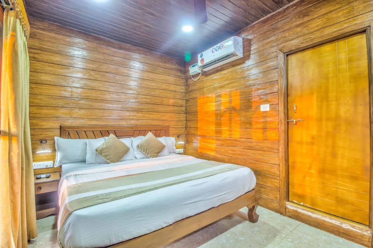 The Village Beach Resort Baga Bagian luar foto