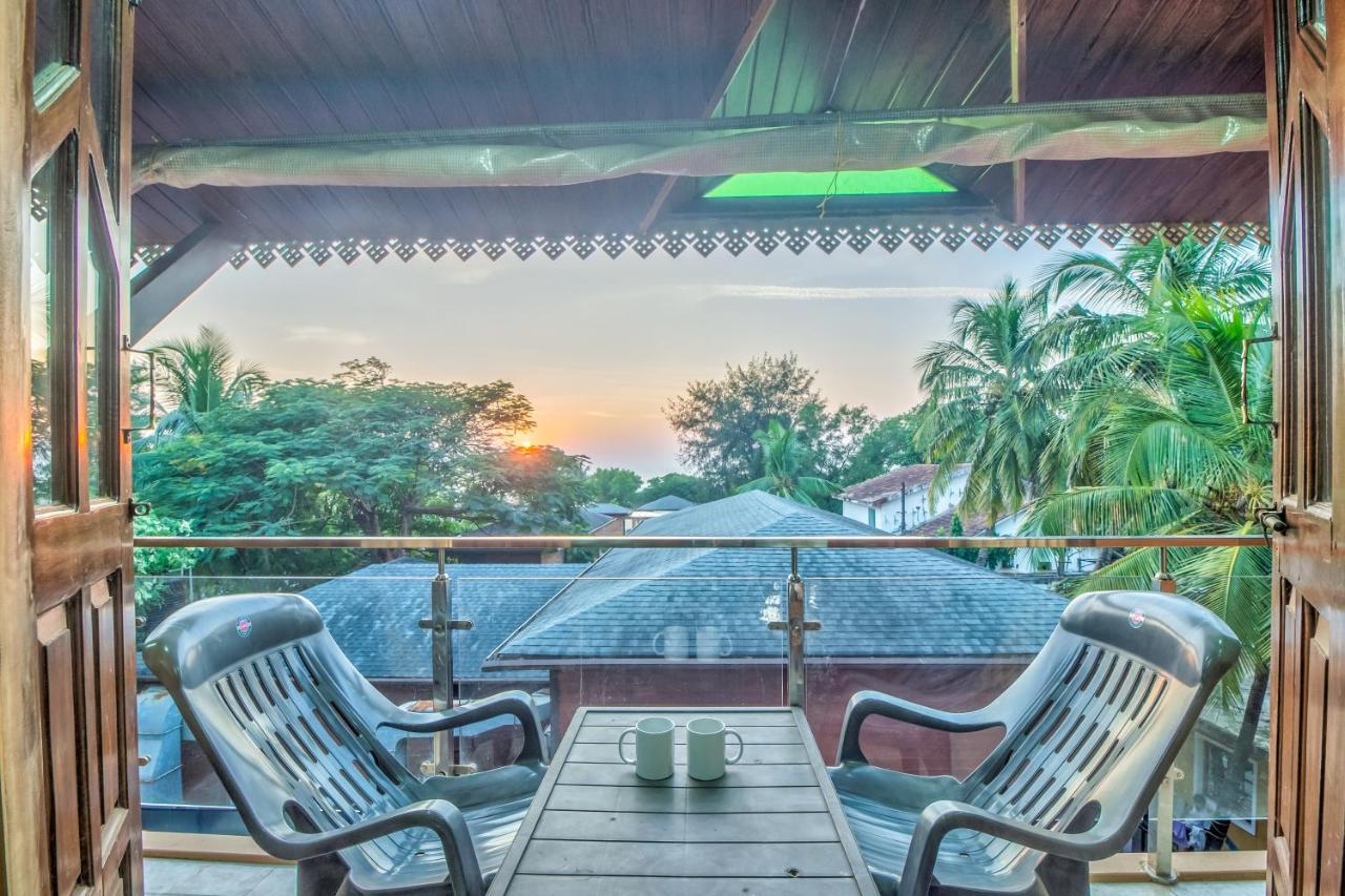 The Village Beach Resort Baga Bagian luar foto